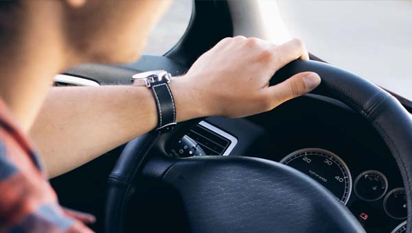 Handen op het stuur in auto