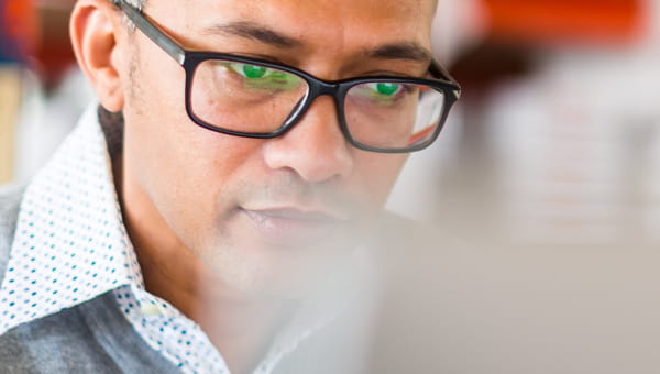 Man staart naar scherm