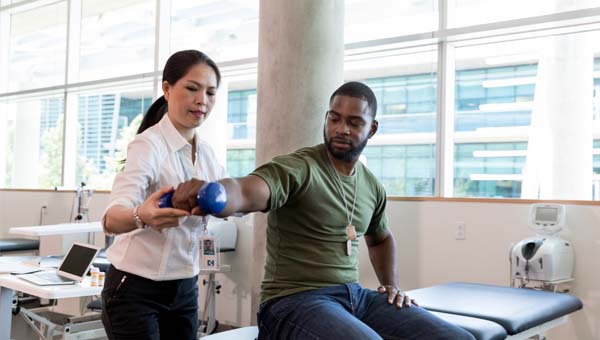 Man bij de fysiotherapeut